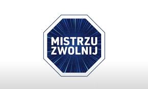 Zdjęcie przedstawia czworokątne logo z granatowym tłem, na którym widnieje napis: &quot;Mistrzu zwolnij&quot;.