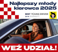 Zdjęcie przedstawia kobietę siedzącą za kierownicą samochodu. Na plakacie widnieje napis - Konkurs „Najlepszy Młody Kierowca” 2025