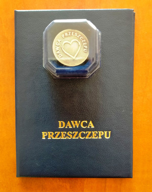 Zdjęcie przedstawia granatową legitymację dawcy szpiku.