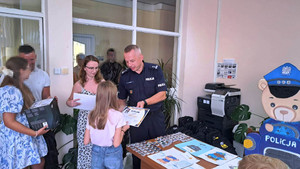 Zdjęcie przedstawia wręczenie dyplomu dziecku.