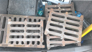 Zdjęcie przedstawia kilka sztuk włazów do studzienek kanalizacyjnych.