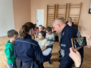 Zdjęcie przedstawia policjantów wśród uczniów.