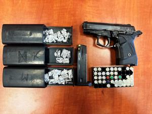 Zabezpieczona broń palna i pudełka z narkotykami.