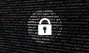 Zdjęcie przedstawia białą kłódkę na tle ciemnego tła pokrytego białymi symbolami.