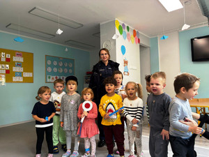 Zdjęcie przedstawia policjantkę stojącą z dziećmi.