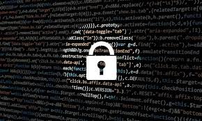 Zdjęcie przedstawia szarą kłódkę na tle ciemnego tła.