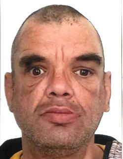 Zdjęcie przedstawia twarz mężczyzny o ciemnych oczach i brwiach.