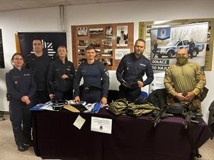 Zdjęcie przedstawia policjantów stojących w jednym rzędzie.