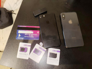 Zdjęcie przedstawia karty płatnicze i inne przedmioty leżące na siedzeniu w samochodzie.