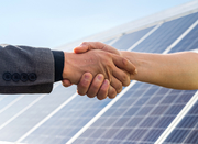 Zdjęcie przedstawia dwie zaciśnięte dłonie.