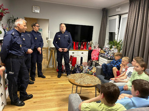 Zdjęcie przedstawia policjantów stojących przed dziećmi.
