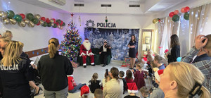 Zdjęcie przedstawia spotkanie ze Św. Mikołajem.