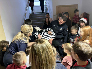 Zdjęcie przedstawia spotkanie ze Św. Mikołajem.