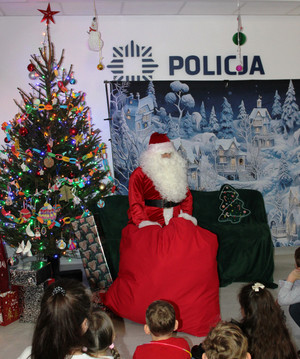 Zdjęcie przedstawia spotkanie ze Św. Mikołajem.
