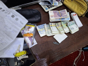 Zdjęcie przedstawia gotówkę leżącą na stole.