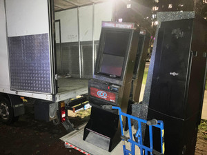 Zdjęcie przedstawia zabezpieczone automaty do gier.