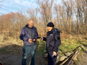 Zdjęcie przedstawia dzielnicową wręczającą mężczyźnie koc termiczny.