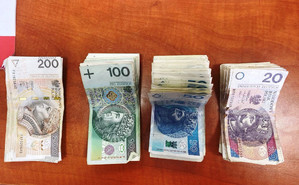 Zdjęcie przedstawia poukładane w stosy różne nominały.