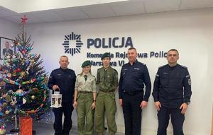 Zdjęcie przedstawia policjantów i harcerzy.