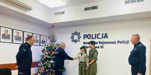 Zdjęcie przedstawia policjantów i harcerzy.
