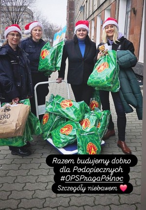 Zdjęcie przedstawia policjantki i inne kobiety ubrane w czapki Św. Mikołaja.