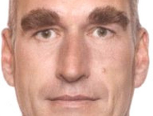 Zdjęcie przedstawia fragment twarzy mężczyzny.