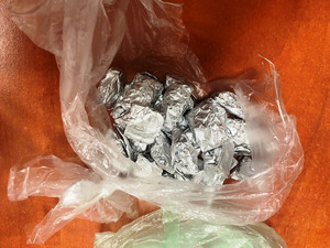 Zdjęcie przedstawia zawiniątka z folii aluminiowej zapakowane w torebkę foliową.