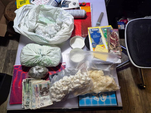 Zdjęcie przedstawia różne opakowania i woreczki ułożone na stole.