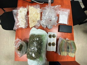 Zdjęcie przedstawia różne opakowania i inne przedmioty ułożone na stole.