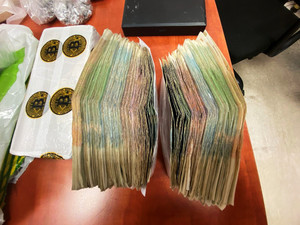 Zdjęcie przedstawia różnego nominału banknoty ułożone w dwa pliki.