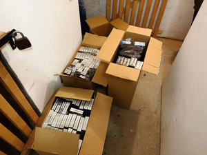 Zdjęcie przedstawia paczki papierosów w kartonach.