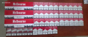 Zdjęcie przedstawia papierosy w czerwono-białych paczkach.