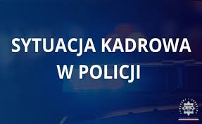 Niebieski plakat z napisem SYTUACJA KADROWA W POLICJI