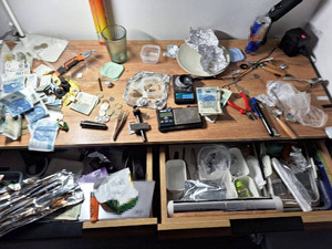 Zdjęcie przedstawia stół, na którym leżą zabezpieczone narkotyki.