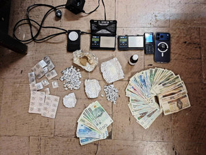 Zdjęcie przedstawia zabezpieczone pieniądze i narkotyki.