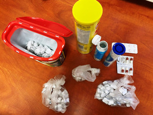 Zdjęcie przedstawia kolorowe pojemniki różnej wielkości, które zawierają zawiniątka z różnymi substancjami.