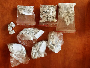 Zdjęcie przedstawia przezroczyste torebeczki leżące na stole, które zawierają zawiniątka z folii aluminiowej.