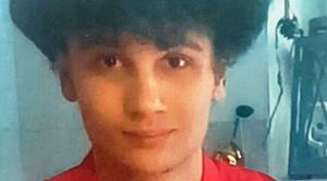 Fragment sylwetki młodego chłopaka.