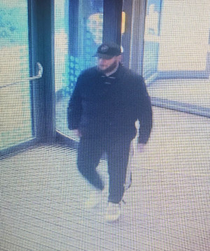 Zdjęcie przedstawia ubranego na ciemno mężczyznę.