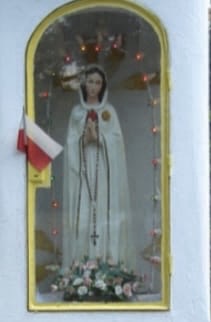 Zdjęcie przedstawia figurkę Matki Boskiej obleczonej w niebieską szatę.