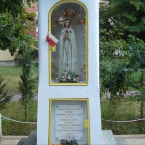 Zdjęcie przedstawia kapliczkę w której jest umieszczona figurka Matki Boskiej.
