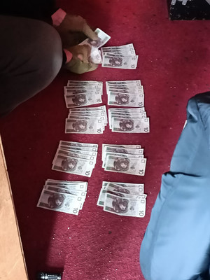 Zdjęcie przedstawia ułożoną w stosy gotówkę, ułożoną na podłodze.
