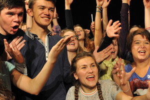 Zdjęcie przedstawia roześmianą młodzież.