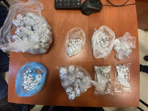 Zdjęcie przedstawia różne zawiniątka popakowane w torebki i pazłotka i ułożone na stole.