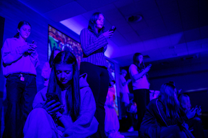 Zdjęcie przedstawia młodzież na scenie.