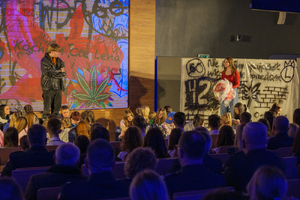 Zdjęcie przedstawia młodzież stojącą na scenie.