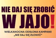 Zdjęcie przedstawia pomarańczowy plakat z czarnym napisem „NIE DAJ SIĘ ZROBIĆ W JAJO!” .