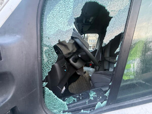 Zdjęcie przedstawia wybitą boczną szybę w pojeździe.