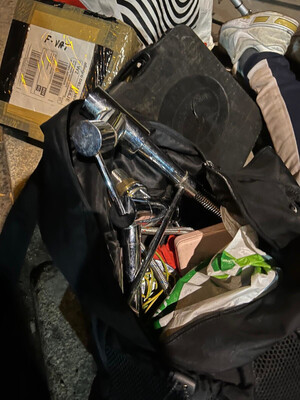 Zdjęcie przedstawia czarną torbę, a w niej różne przedmioty.