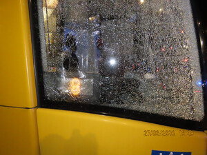 Zdjęcie przedstawia uszkodzoną szybę w tramwaju.